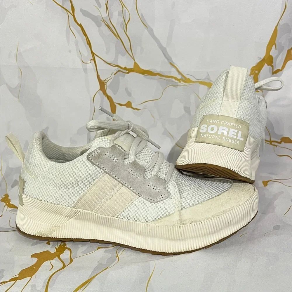 * ☀️SPRING VIBES🍀 
Sorel Out 'N About III low sneaker in a white colorway